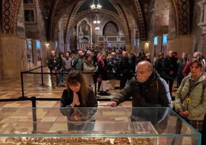 Les reliques de Saint François d’Assise sont exposées pour la première fois, à l'intérieur de la Basilique Saint-François. 2026 Copyright The Associated Press. All rights reserved. - GREGORIO BORGIA