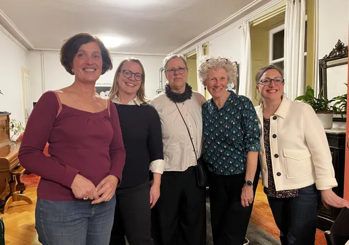 L’équipe chargée du projet de la Maison Emilie (de gauche à droite): Cécile Theumann, Roxane Berner, Jeanne Pestalozzi, membres du conseil d’administration de Bienvenue SA, Maud Stempfhuber et Verena Kern © Camille Andrès