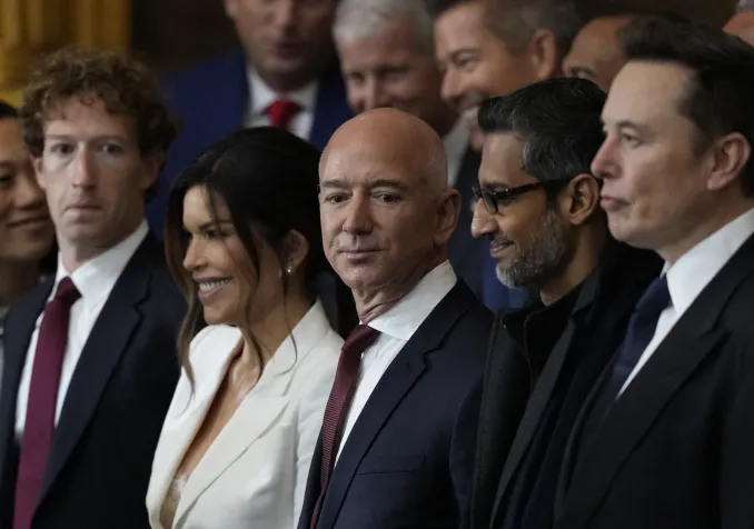 Investiture de Donald Trump, le 20 janvier 2025. Depuis la gauche : Mark Zuckerberg patron de Meta (Facebook), Lauren Sanchez et son mari Jeff Bezos fondateur d’Amazon, Sundar Pichai, patron d’Alphabet (Google) et Elon Musk (X, Tesla. SpaceX,...) © Julia Demaree Nikhinson/Pool/AFP